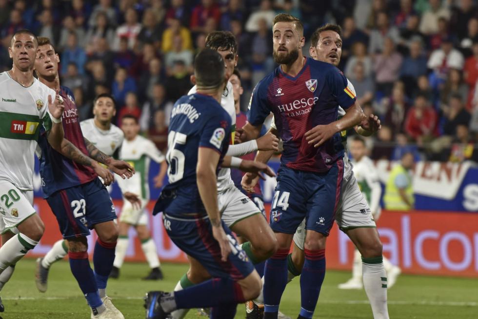 El Huesca vence al Elche en el Alcoraz (2-0)