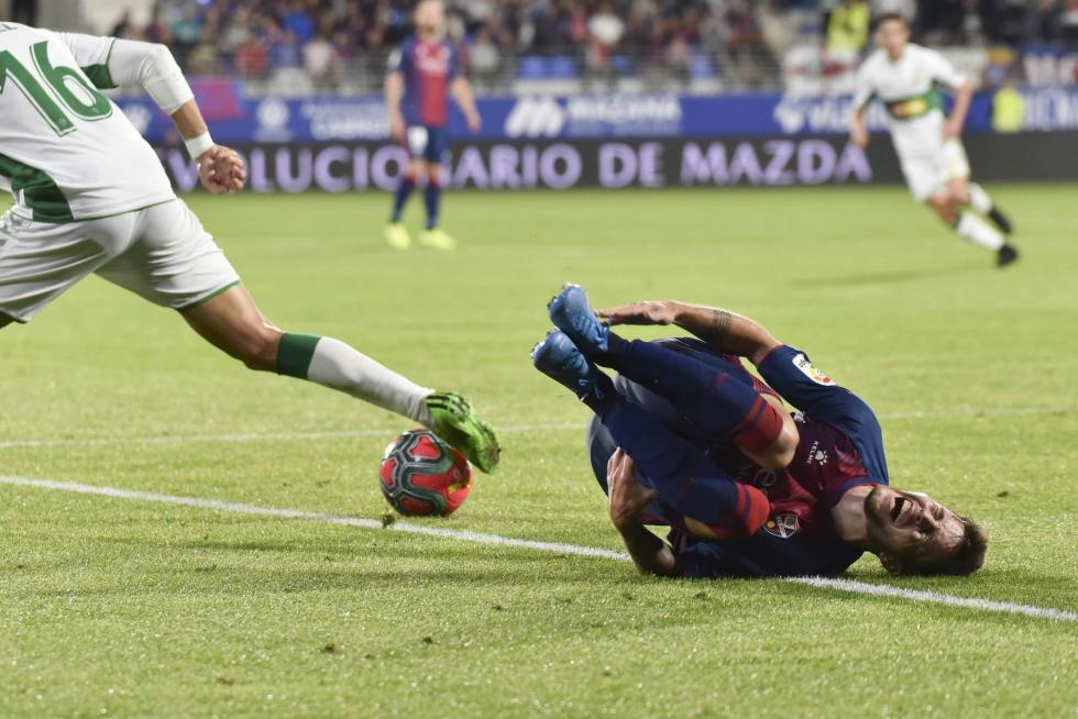 El Huesca vence al Elche en el Alcoraz (2-0)