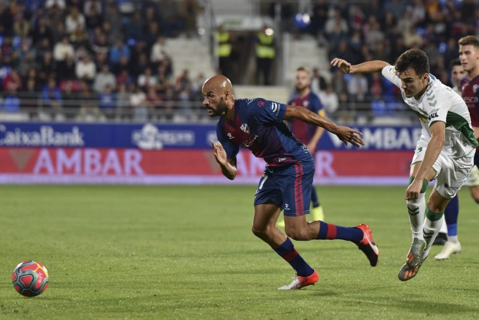 El Huesca vence al Elche en el Alcoraz (2-0)