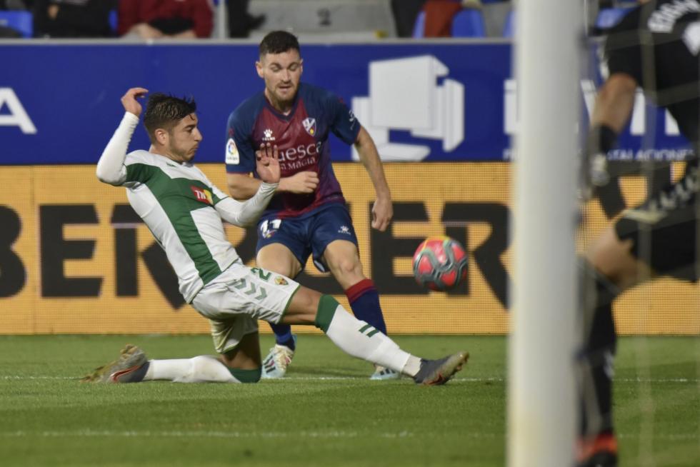El Huesca vence al Elche en el Alcoraz (2-0)