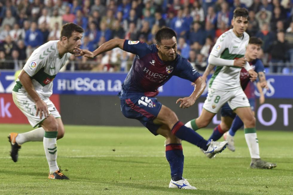 El Huesca vence al Elche en el Alcoraz (2-0)