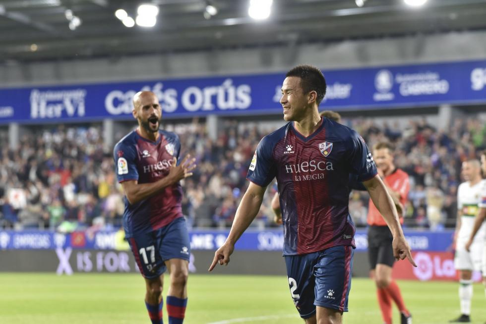 El Huesca vence al Elche en el Alcoraz (2-0)