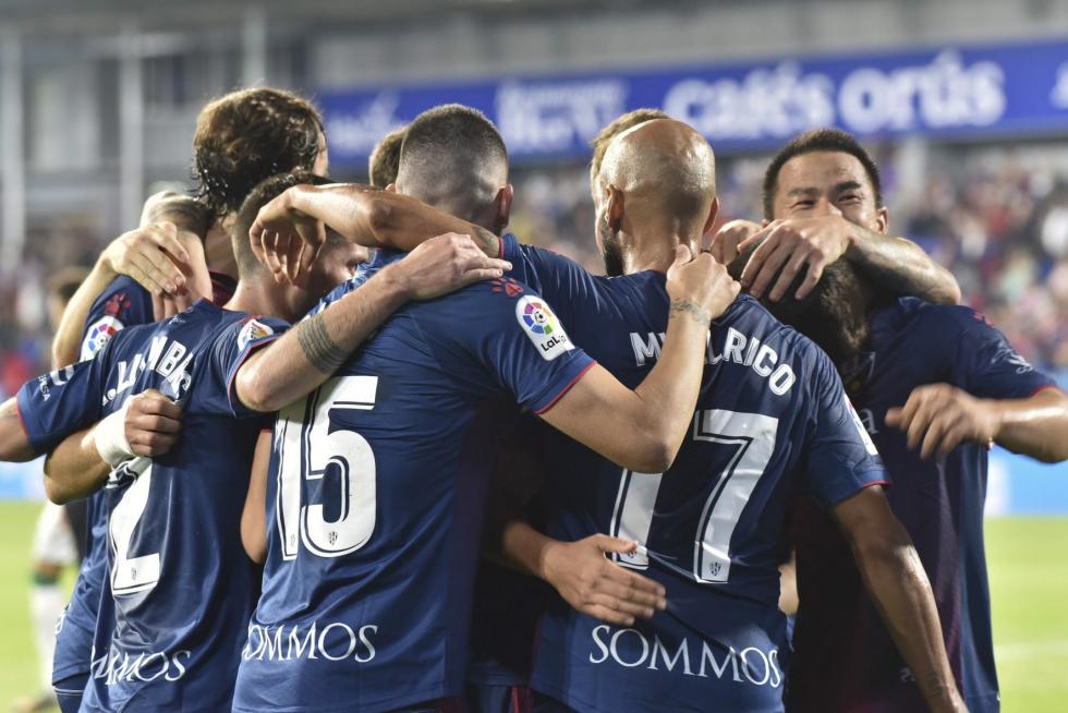 El Huesca vence al Elche en el Alcoraz (2-0)