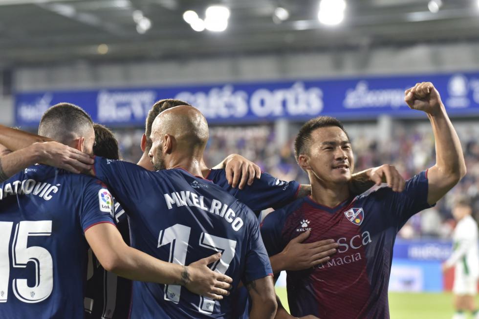 El Huesca vence al Elche en el Alcoraz (2-0)