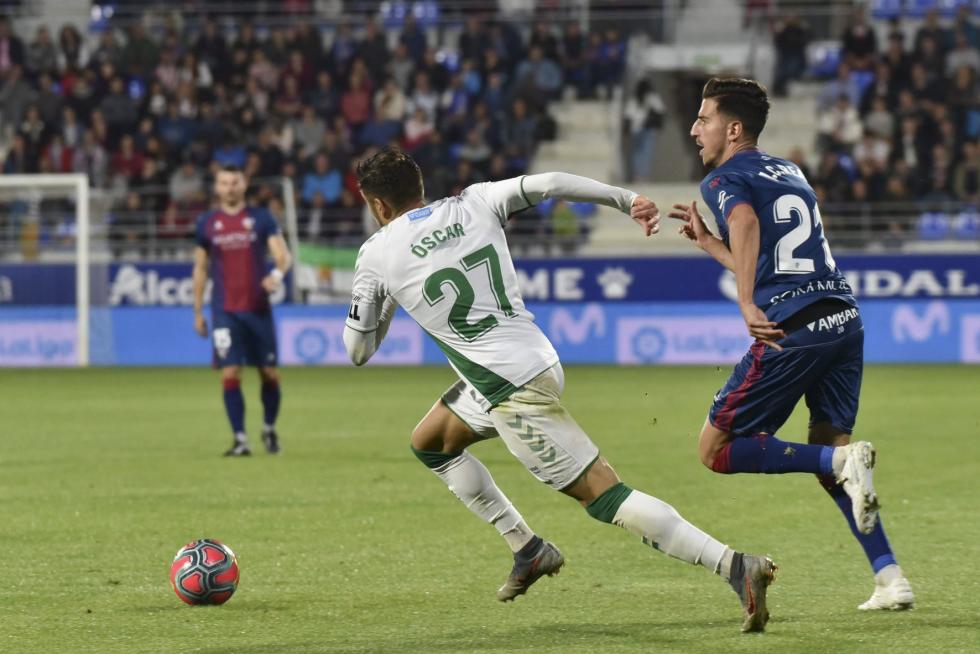 El Huesca vence al Elche en el Alcoraz (2-0)