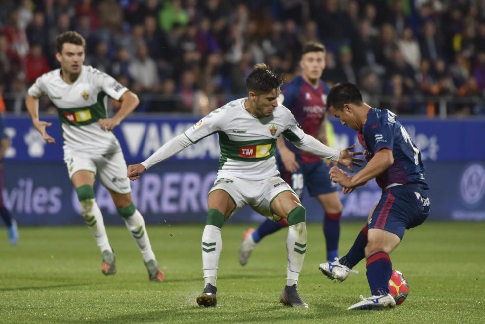 El Huesca vence al Elche en el Alcoraz (2-0)