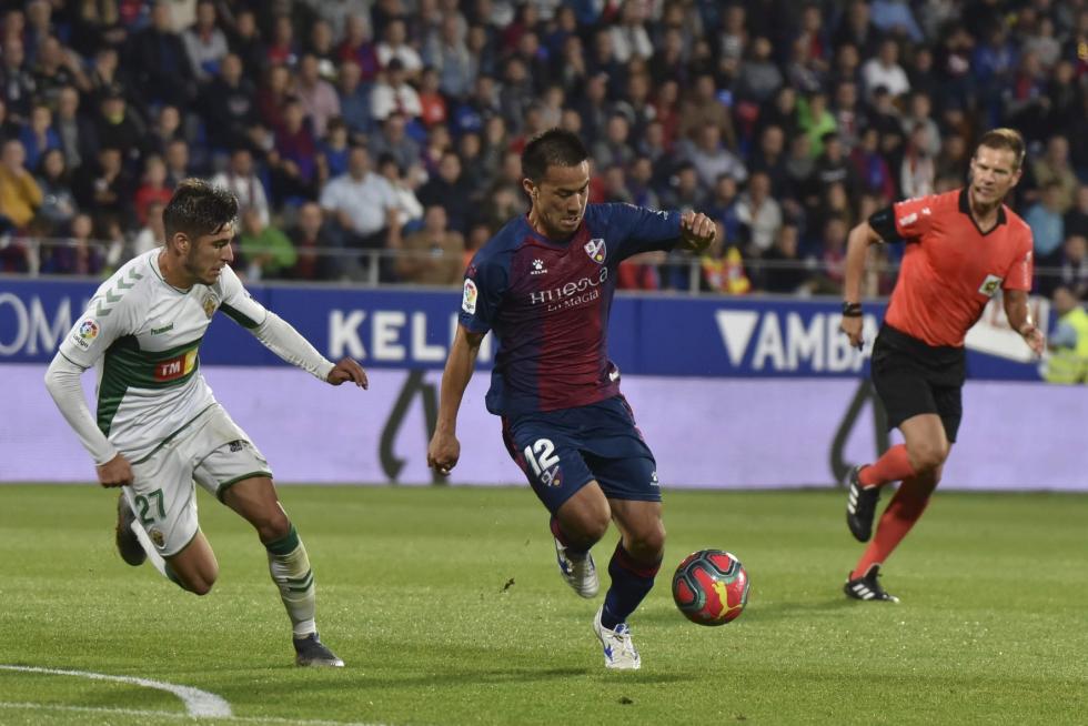 El Huesca vence al Elche en el Alcoraz (2-0)