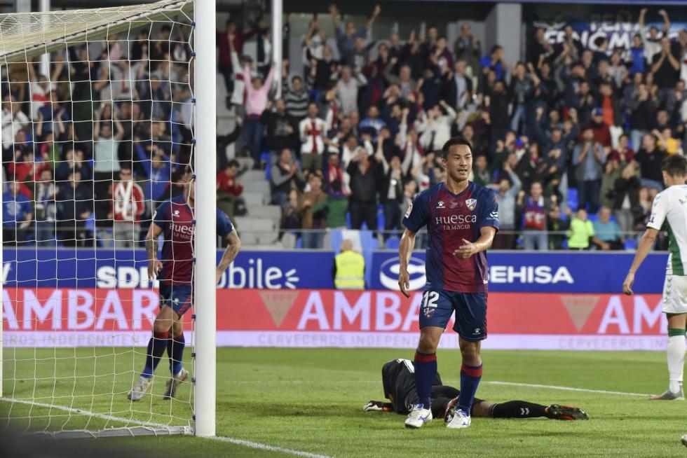 El Huesca vence al Elche en el Alcoraz (2-0)