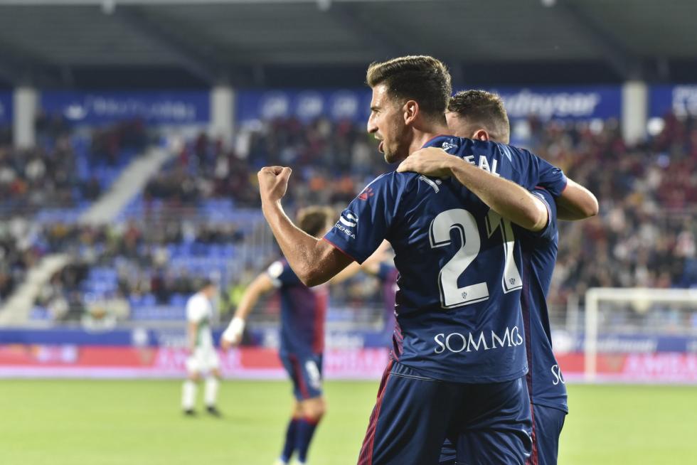 El Huesca vence al Elche en el Alcoraz (2-0)