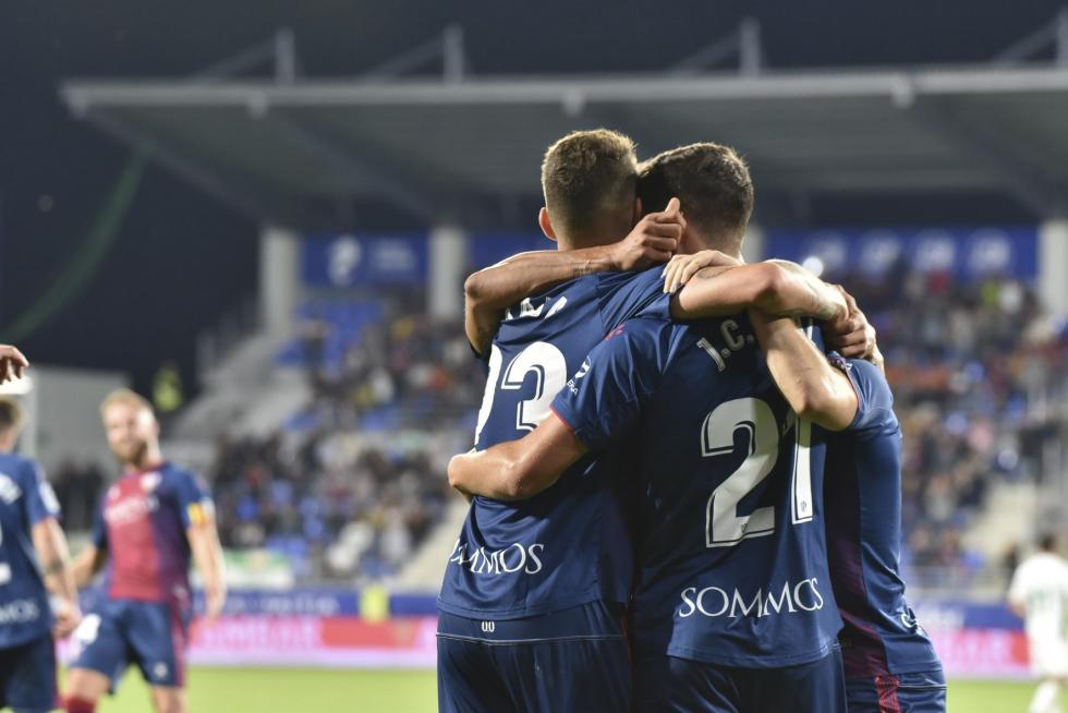 El Huesca vence al Elche en el Alcoraz (2-0)