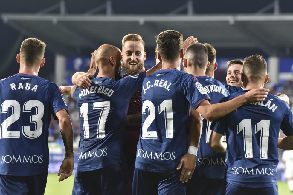 El Huesca vence al Elche en el Alcoraz (2-0)