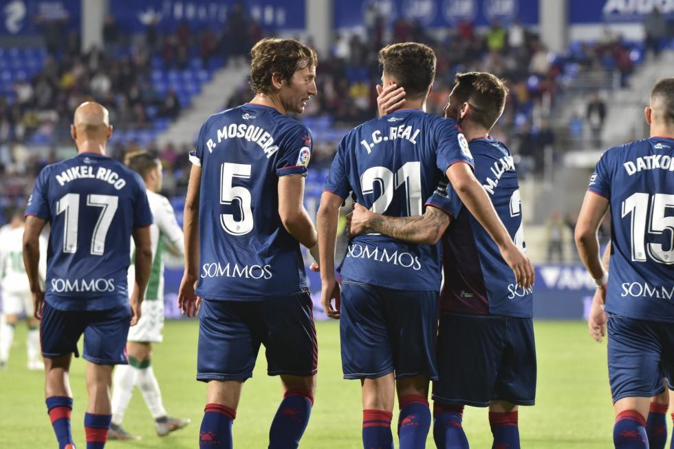 El Huesca vence al Elche en el Alcoraz (2-0)