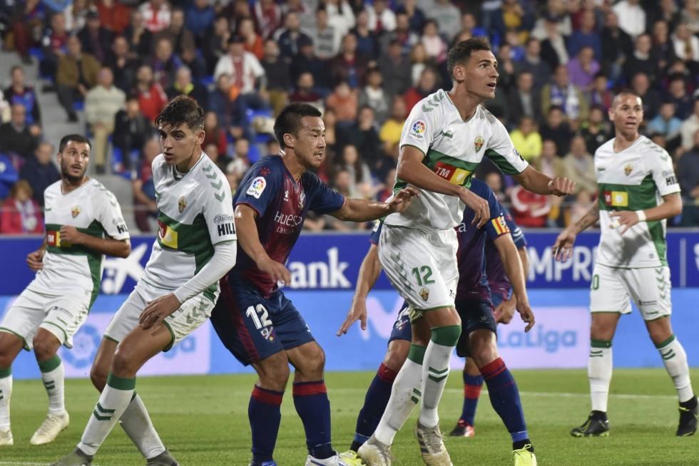El Huesca vence al Elche en el Alcoraz (2-0)
