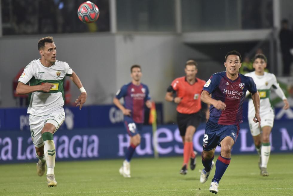 El Huesca vence al Elche en el Alcoraz (2-0)