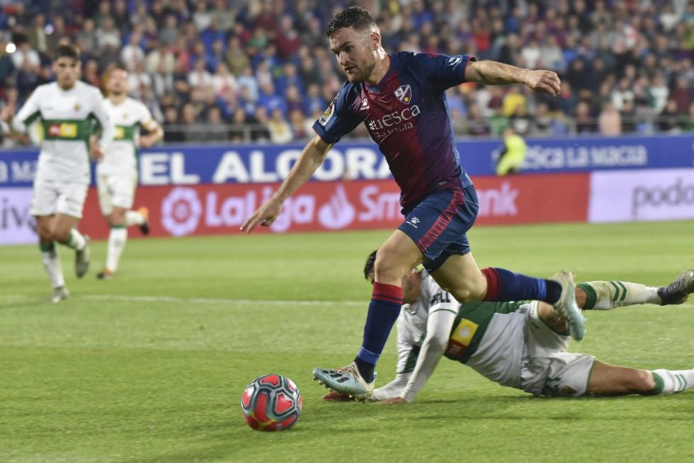 El Huesca vence al Elche en el Alcoraz (2-0)