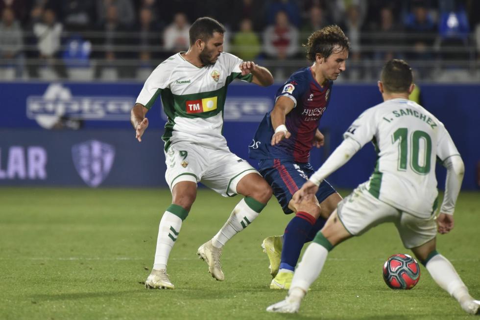 El Huesca vence al Elche en el Alcoraz (2-0)