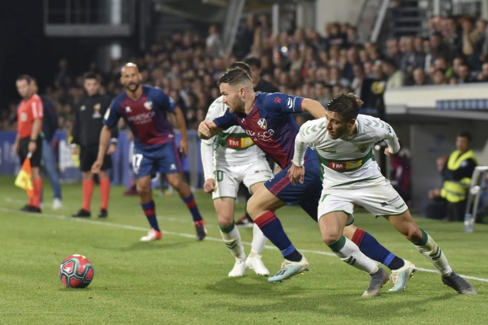El Huesca vence al Elche en el Alcoraz (2-0)