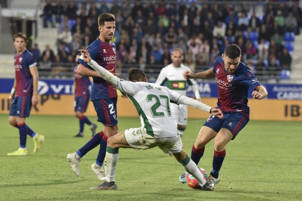 El Huesca vence al Elche en el Alcoraz (2-0)