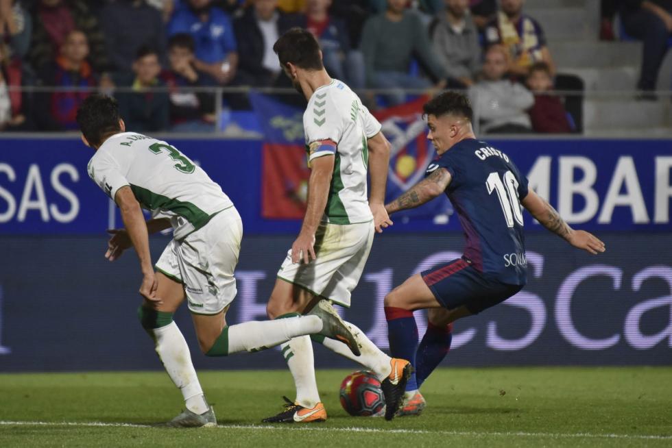 El Huesca vence al Elche en el Alcoraz (2-0)