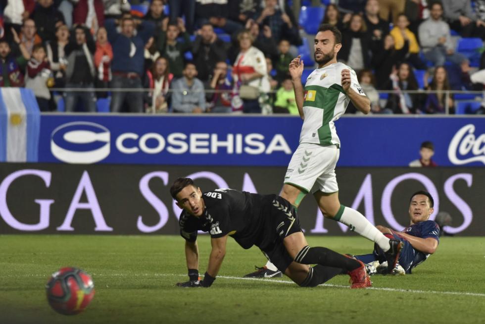 El Huesca vence al Elche en el Alcoraz (2-0)