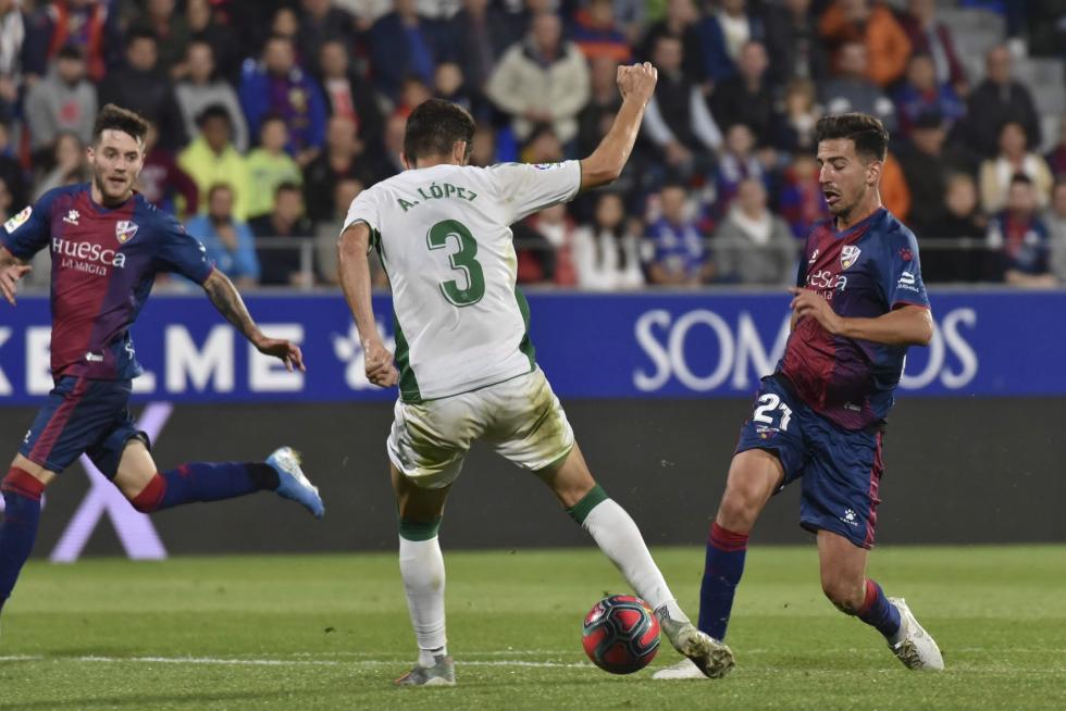 El Huesca vence al Elche en el Alcoraz (2-0)