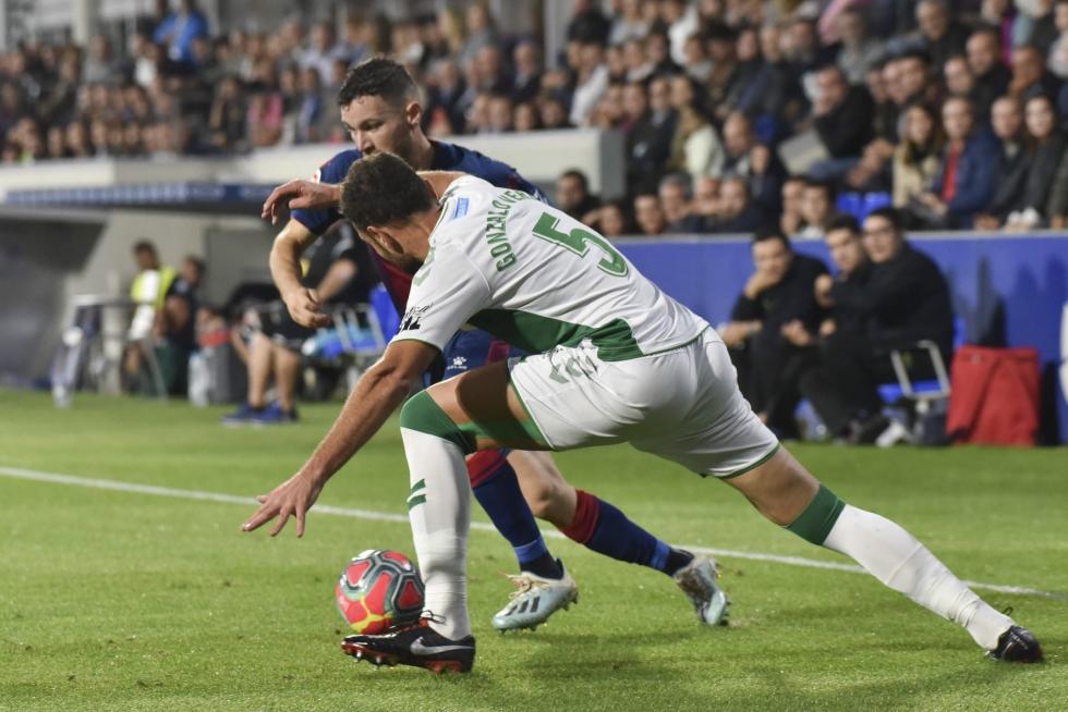 El Huesca vence al Elche en el Alcoraz (2-0)