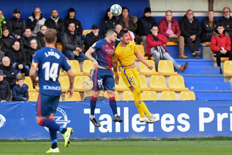 El Huesca derrota al Alcorcón 0-2 en Santo Domingo