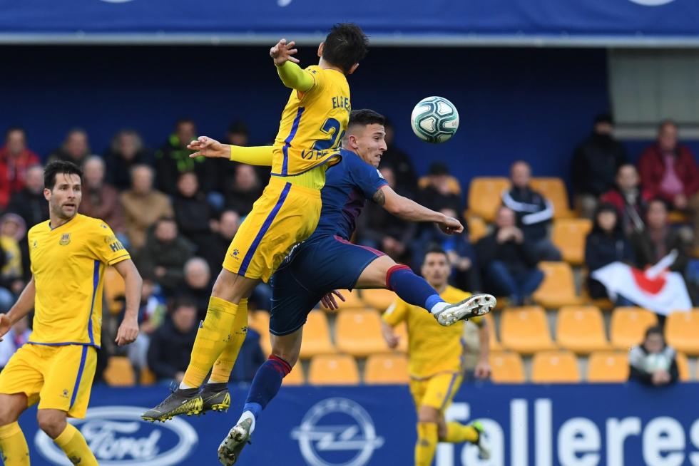 El Huesca derrota al Alcorcón 0-2 en Santo Domingo