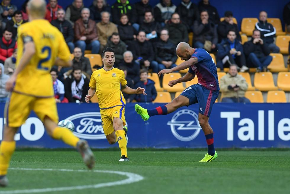 El Huesca derrota al Alcorcón 0-2 en Santo Domingo