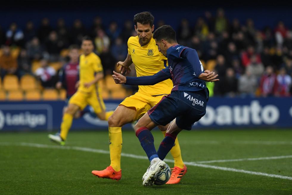 El Huesca derrota al Alcorcón 0-2 en Santo Domingo