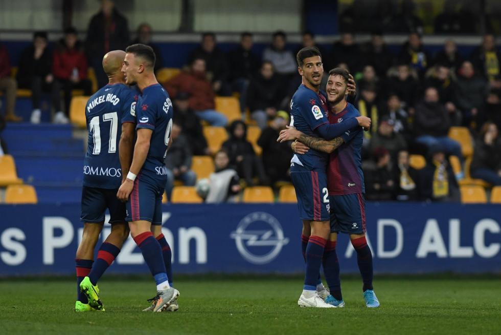 El Huesca derrota al Alcorcón 0-2 en Santo Domingo