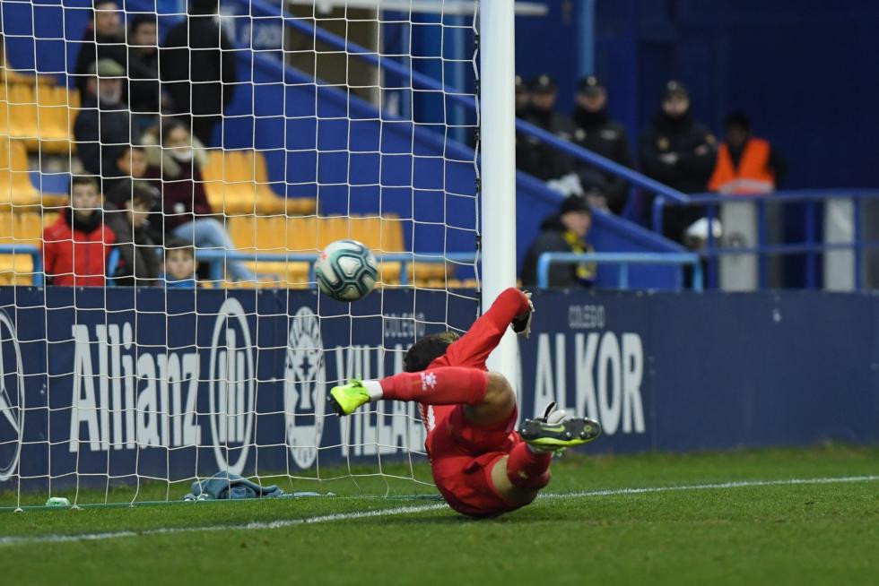 El Huesca derrota al Alcorcón 0-2 en Santo Domingo