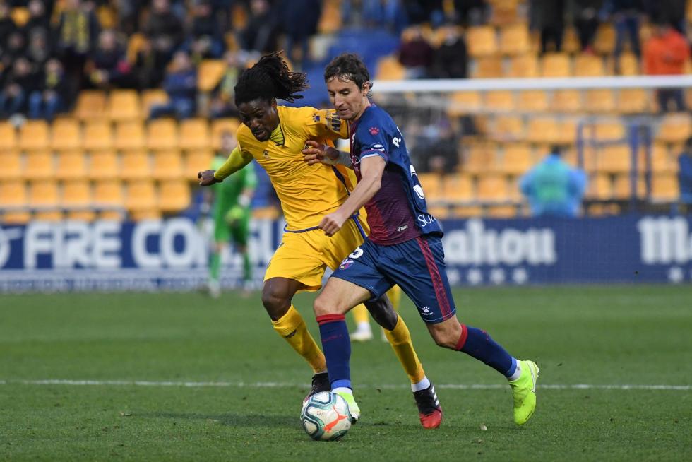 El Huesca derrota al Alcorcón 0-2 en Santo Domingo