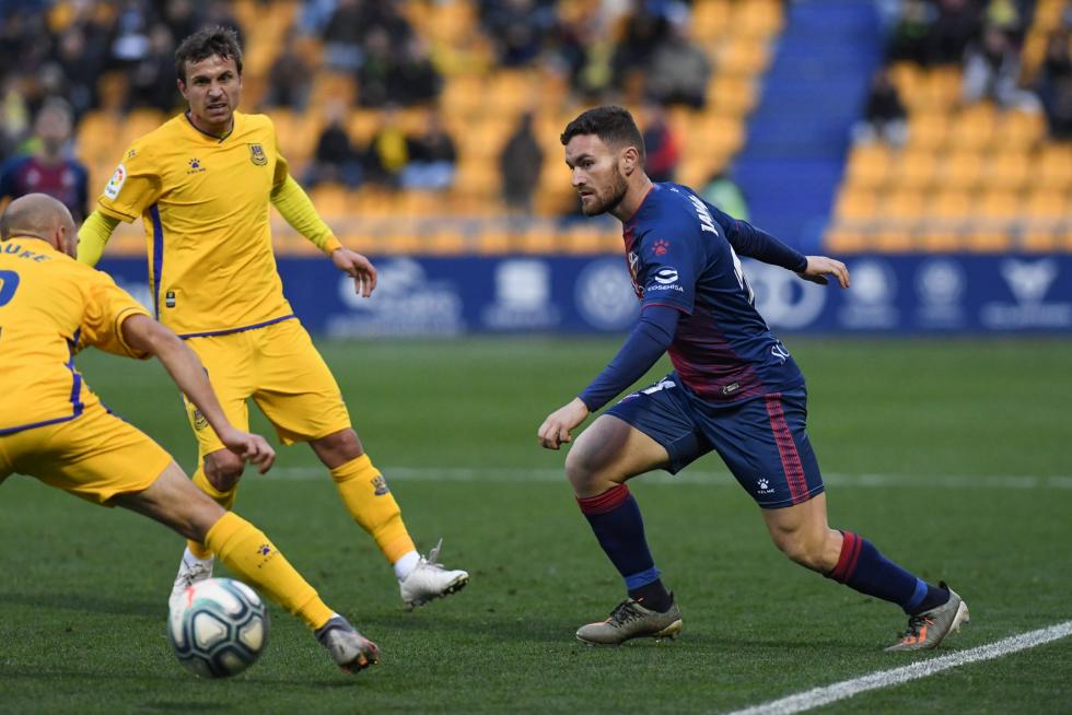 El Huesca derrota al Alcorcón 0-2 en Santo Domingo