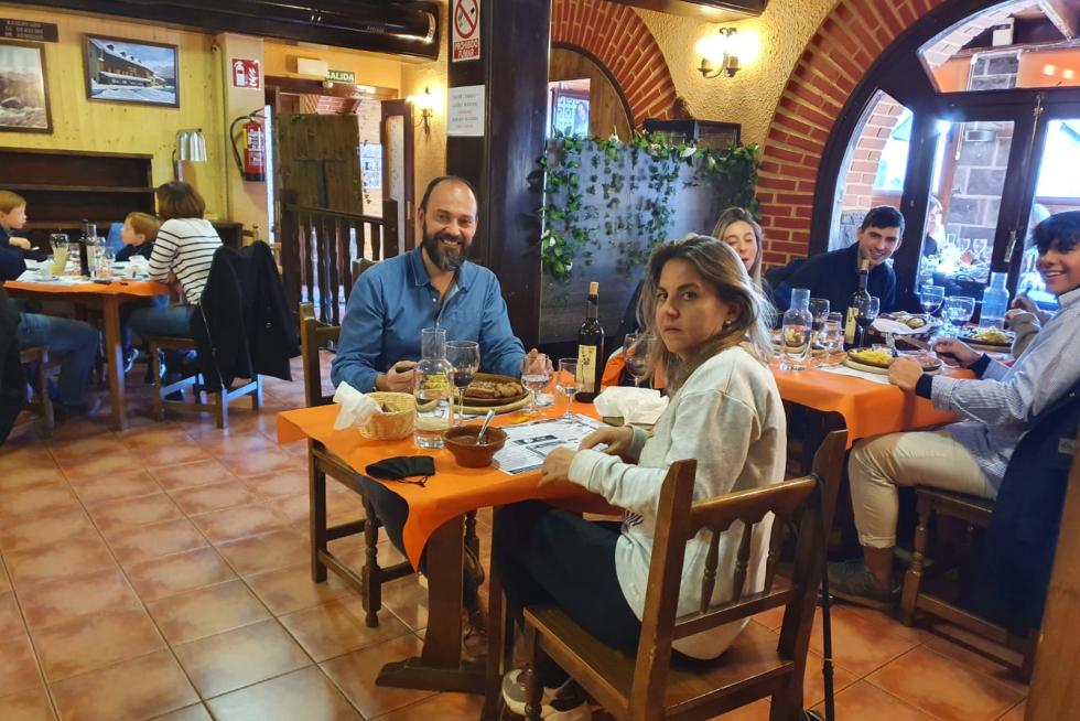 Clientes en el Restaurante Sarao de Escarrilla