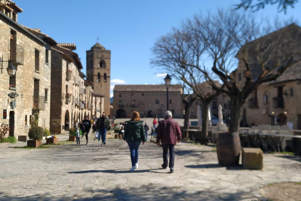 Turistas en la plaza Mayor de Aínsa este sábado
