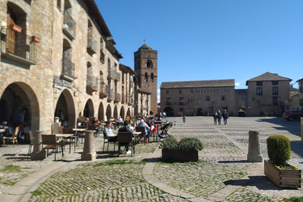 Turistas en la plaza Mayor de Aínsa este sábado