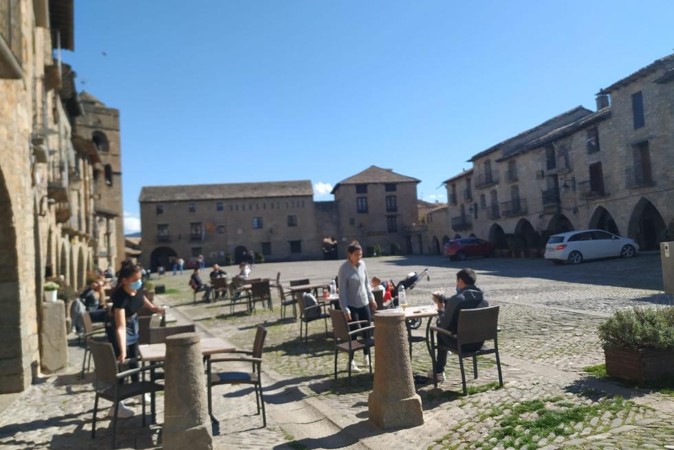 Turistas en la plaza Mayor de Aínsa este sábado