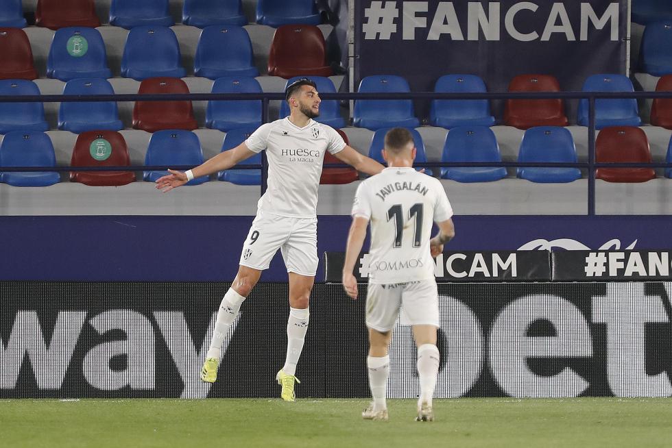 Primeros compases del Huesca - Levante