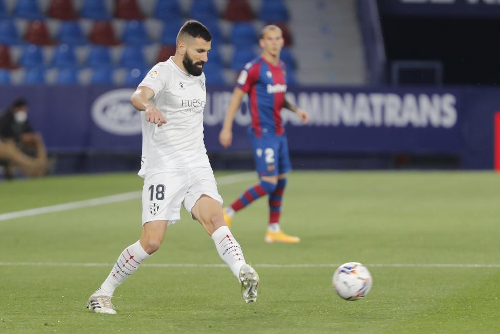 Primeros compases del Huesca - Levante