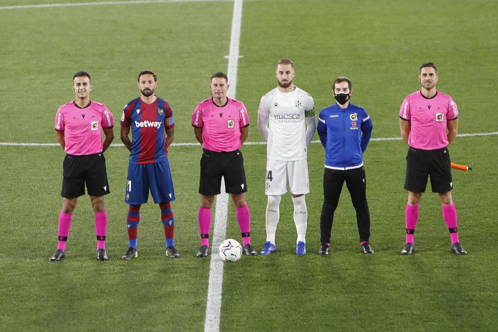 Primeros compases del Huesca - Levante