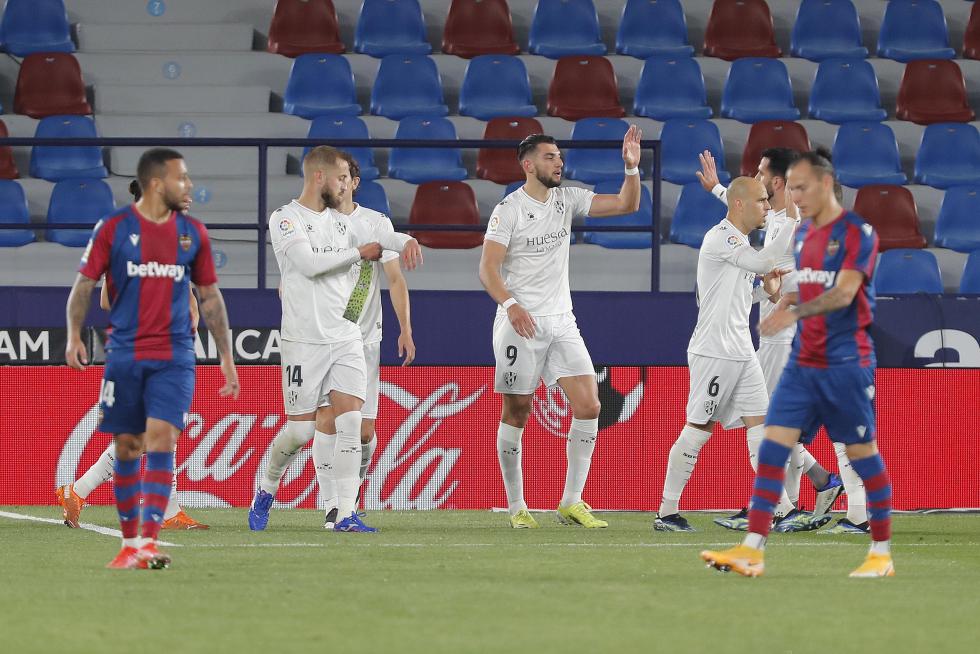 Primeros compases del Huesca - Levante