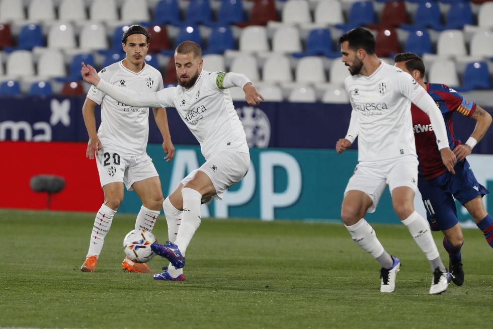 Primeros compases del Huesca - Levante
