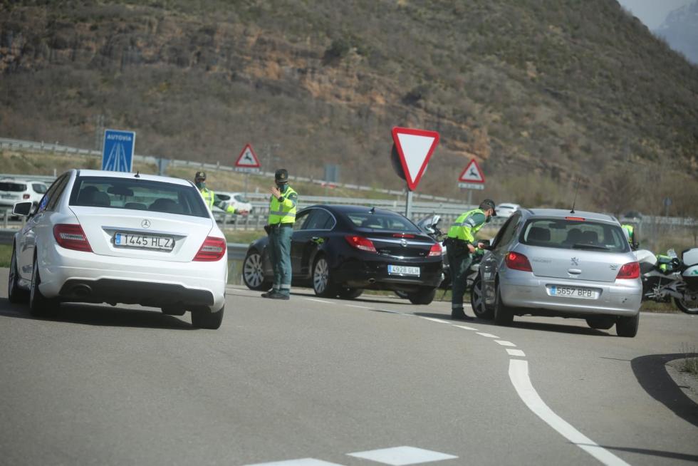 Turismo y controles en Astún.