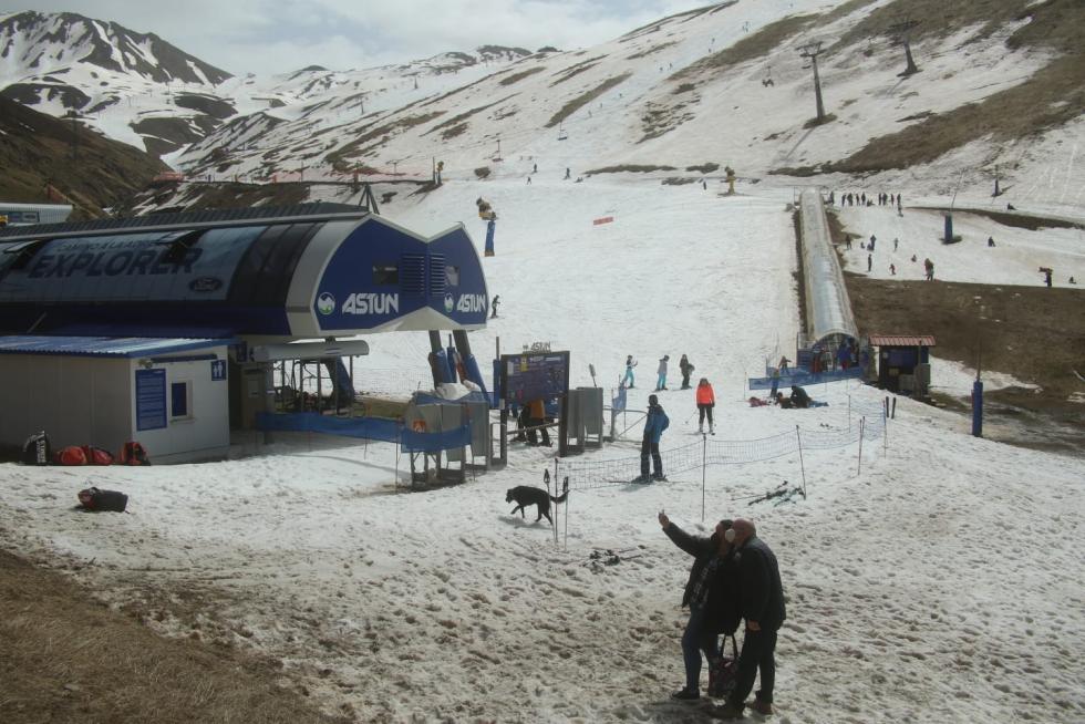 Turismo y controles en Astún.
