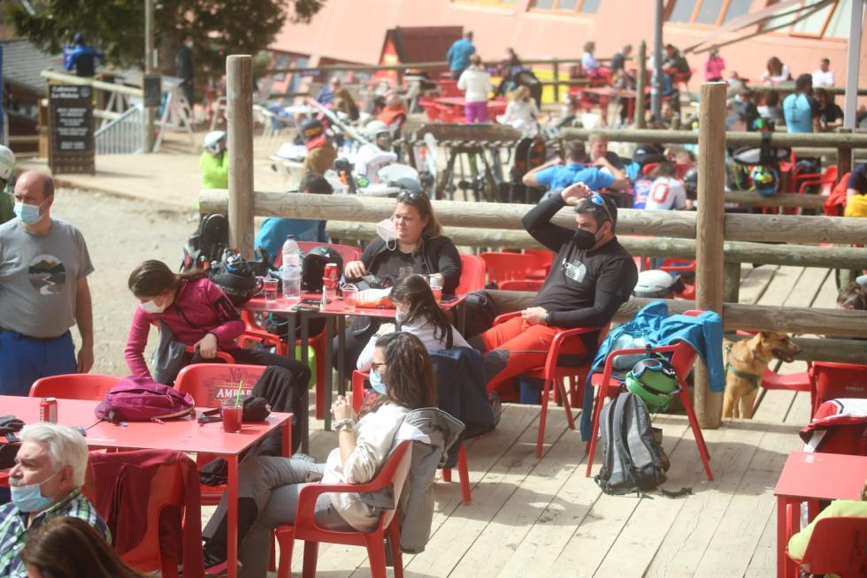 Turismo y controles en Astún.