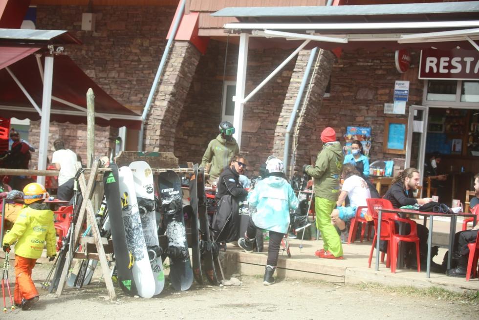 Turismo y controles en Astún.