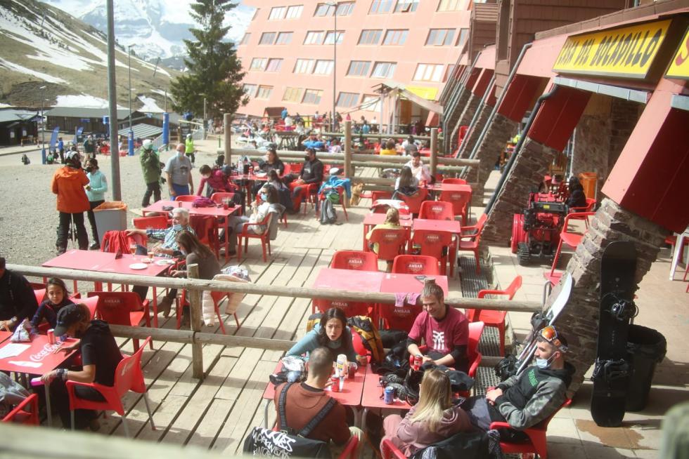 Turismo y controles en Astún.