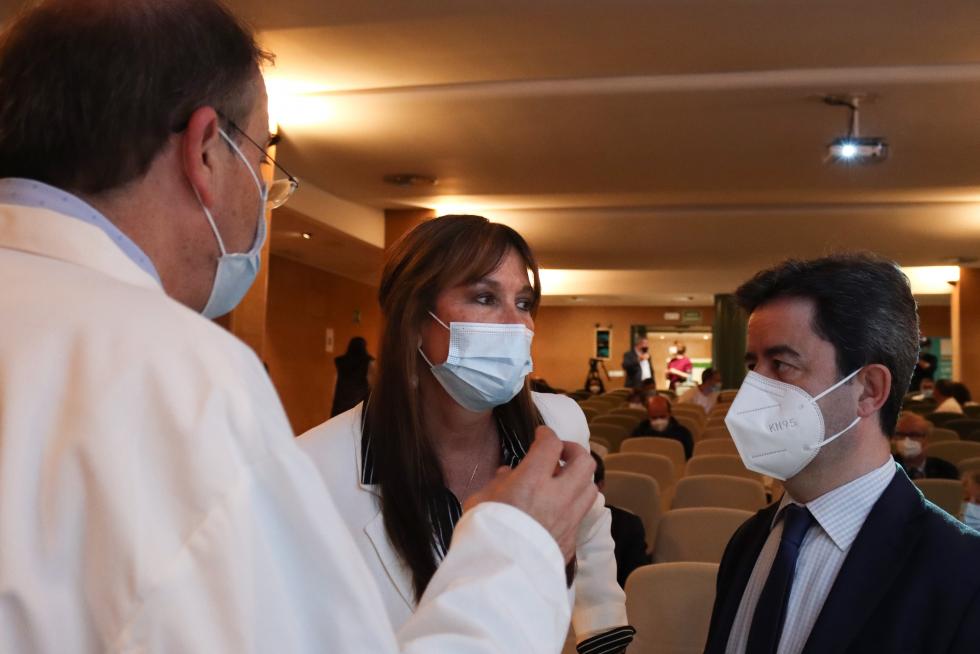 La consejera de Sanidad, Sira Repollés, ha visitado el Hospital San Jorge de Huesca.