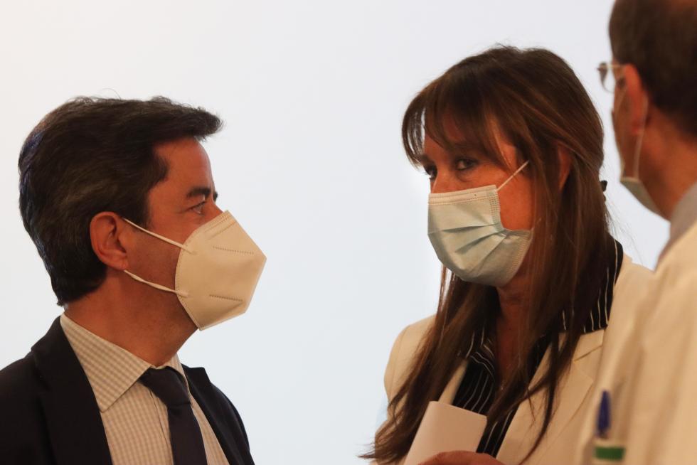 La consejera de Sanidad, Sira Repollés, ha visitado el Hospital San Jorge de Huesca.
